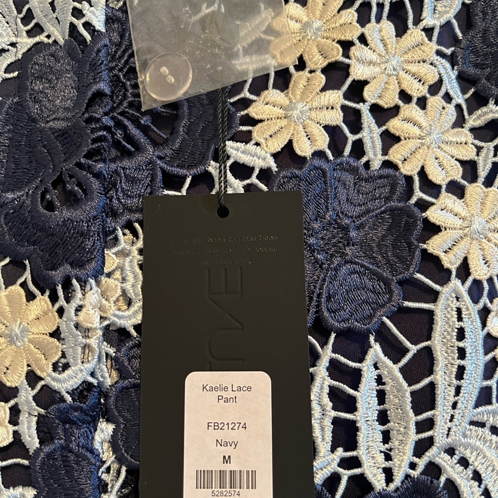 NWT FASHION NOVA SUIT. FLORAL LACE KAELIE BLAZER AND PANT SUIT. MEDIUM SOLD OUT - Picture 5 of 12